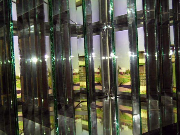 зеркальная инсталляция     |  АрхМосква X | 2005 |  фоторепортаж
